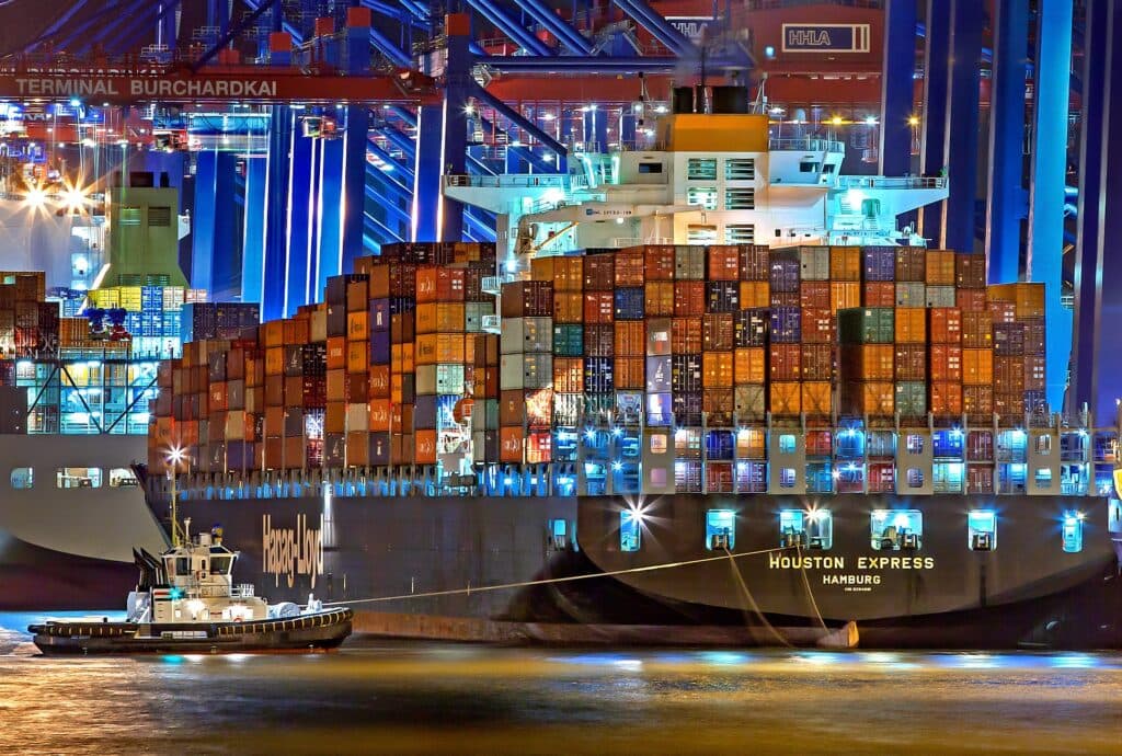 Containerschiff in einem Hafen